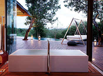 Molori Safari Lodge: Badezimmer mit Aussicht in der Metsi Presidential Suite