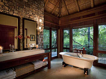 Morukuru River House: Bad mit Badewanne und privater Terrasse Morukuru River House: Bad mit Badewanne und privater Terrasse