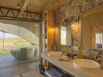 Namiri Plains Camp: Badezimmer mit freistehender Badewanne Namiri Plains Camp: Badezimmer mit freistehender Badewanne