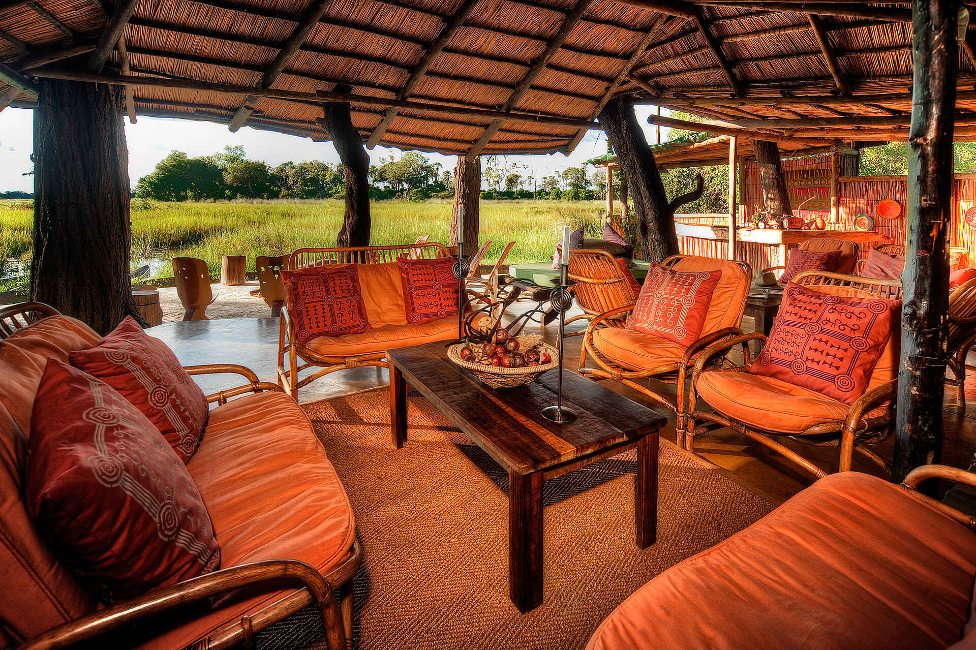 Footsteps in Africa, Moremi Game Reserve, NG 27B, Oddball's Camp, Okavango-Delta, Lounge, Sessel, Sofa, Tisch, Afrikarma, Afrikarma Safaris, Afrikarma.de, Peter Sandenbergh, Bush Walking