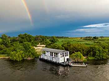 Okavango Spirit: Regenbogen über dem Schiff Okavango Spirit: Regenbogen über dem Schiff