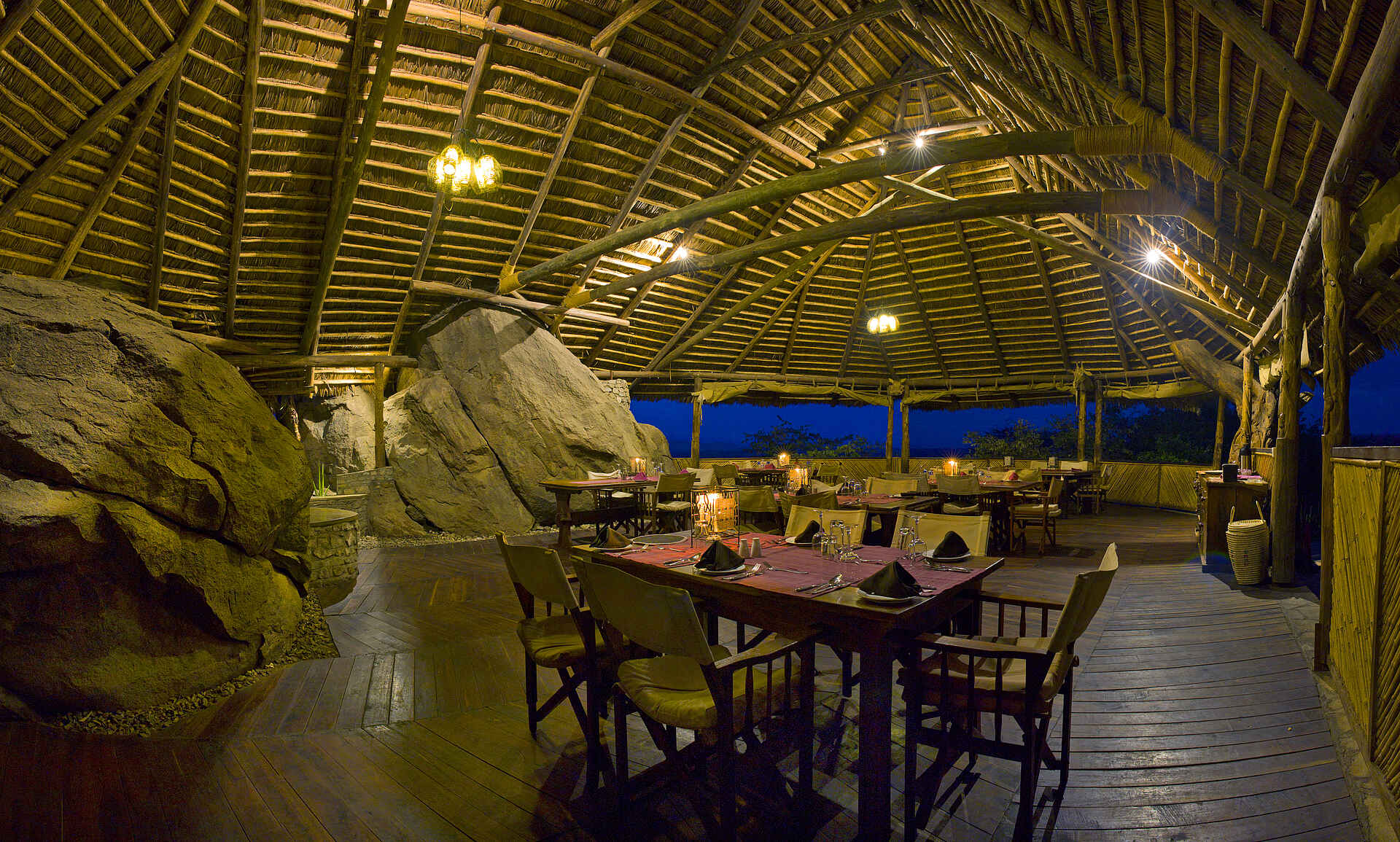 Ngorongoro Conservation Area, Olduvai Camp, Olduvai Gorge, Tanganyika Expeditions, Esstisch, Speisesaal, Afrikarma, Afrikarma Safaris, Afrikarma Safaris - Wildnis. Hautnah., Afrikarma.de