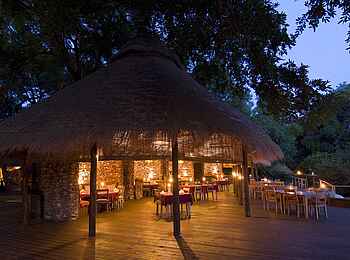 Pafuri Camp: Dinner-Area am Abend
