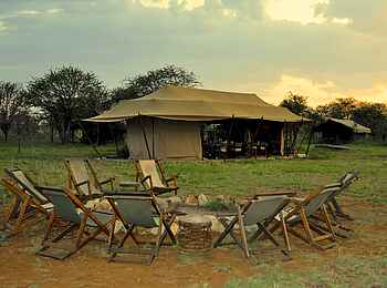 Ronjo Camp: Feuerstelle vor dem Hauptzelt