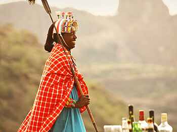 Saruni Samburu: Barkeeper auf Samburu-Art