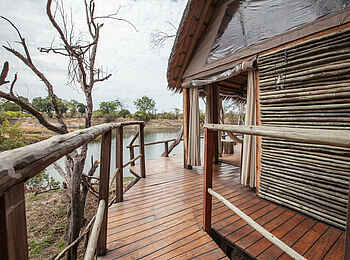 Sindabezi Island Camp: Zugang zum Sunrise Chalet