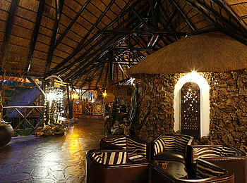 Vingerklip Lodge: Die beleuchtete Rezeption in der Dämmerung