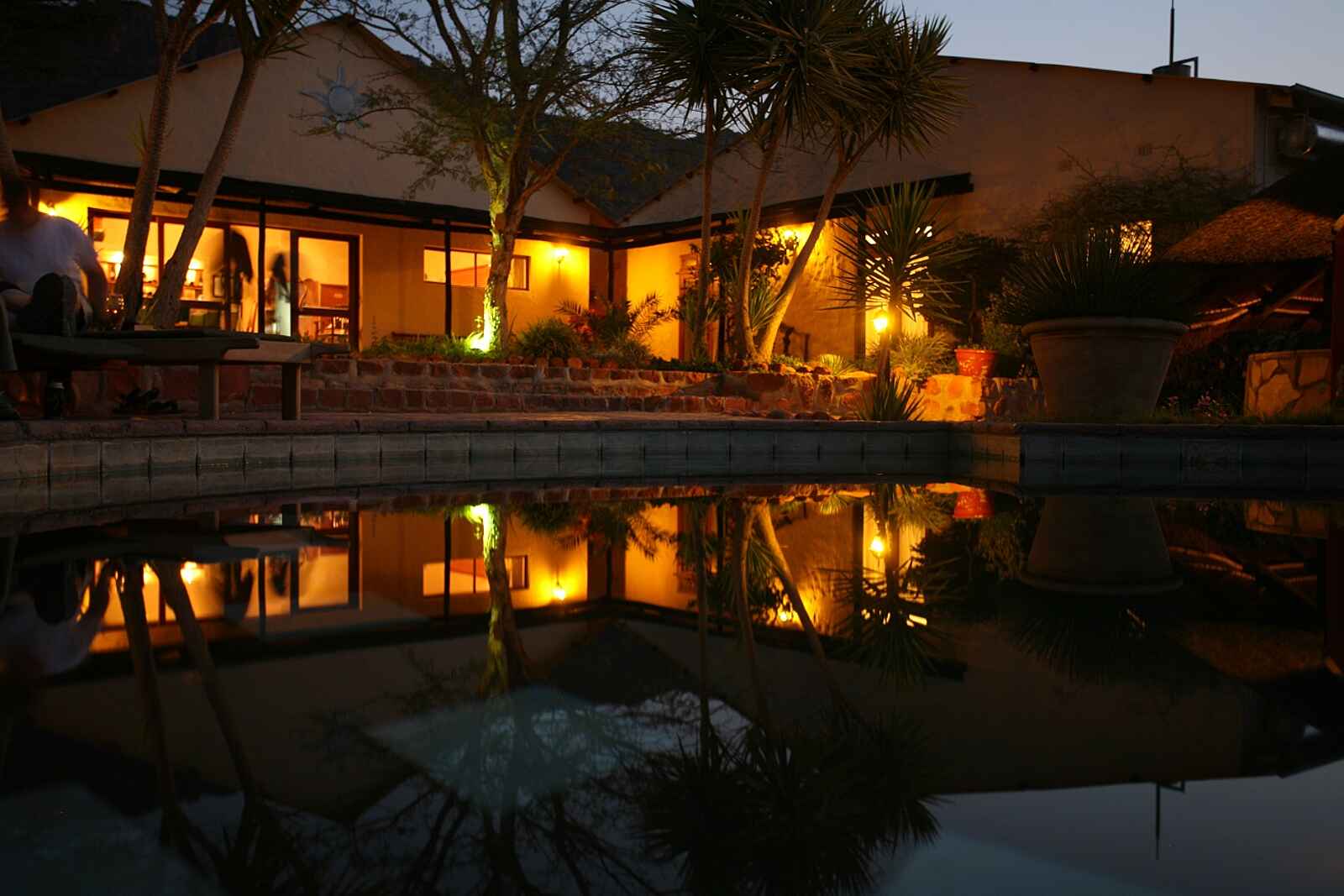 Waterberg Guest Farm: Beleuchtetes Haupthaus am Pool Waterberg Guest Farm: Beleuchtetes Haupthaus am Pool