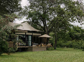 Zambezi Sands Luxury Tented Camp: Luxury Tented Suite Lage unter Bäumen