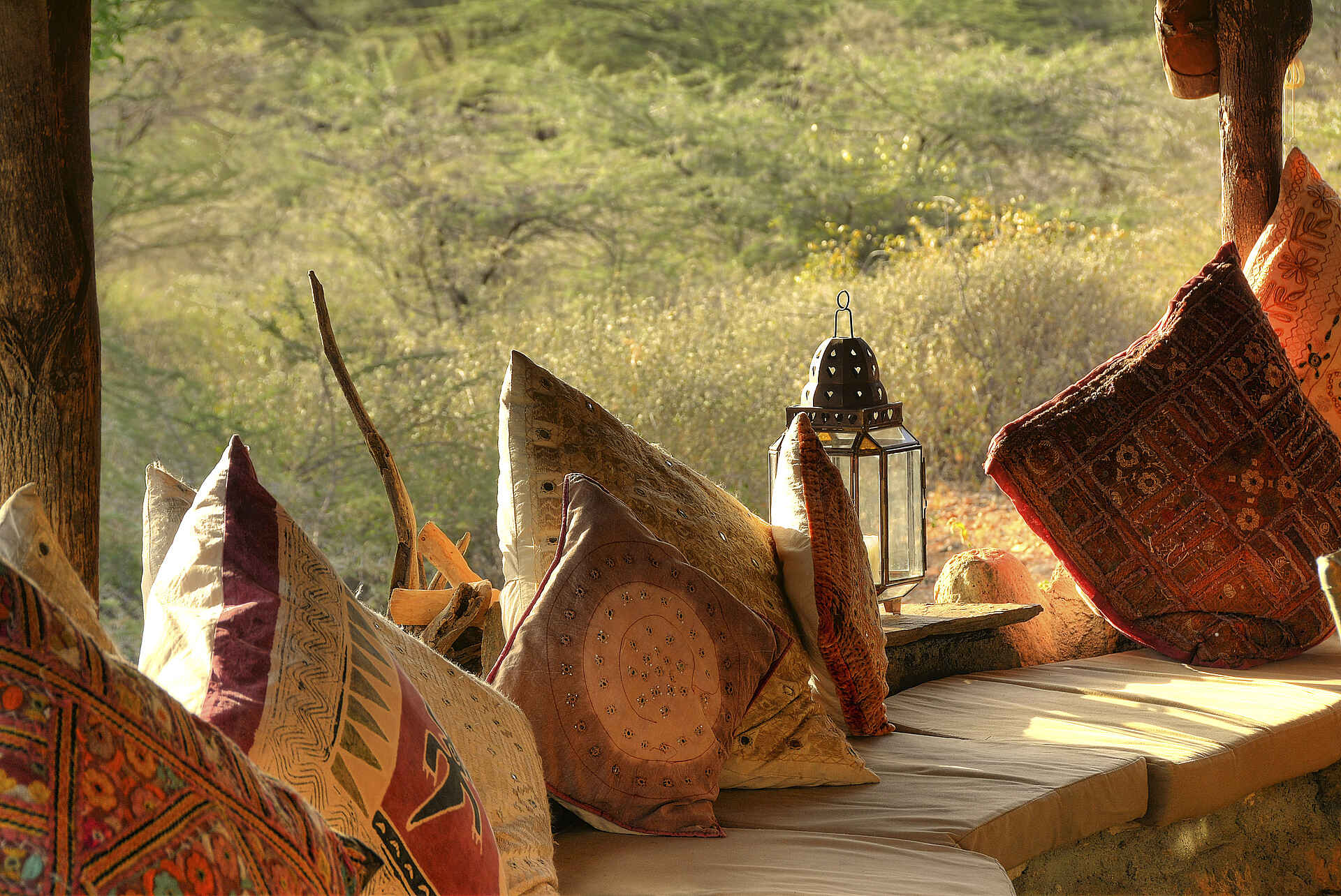 Koros Camp: Sitzkissen Angie Taylor, Koros Camp, Lake Turkana, Northern Kenya, Vanessa Knight, Hauptgebäude, Kissen, Lager, Laternen, Afrikarma, Afrikarma Safaris, Afrikarma Safaris. Wildnis. Hautnah., Afrikarma.de