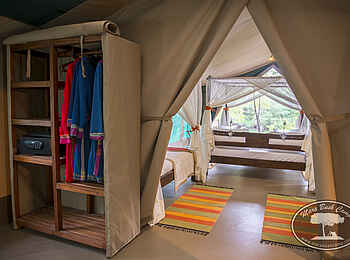 Mara Bush Camp: Regal und Durchgang Mara Bush Camp: Regal und Durchgang