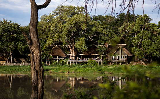 Simbavati River Lodge: Anischt Lodge am Wasser Simbavati River Lodge: Anischt Lodge am Wasser