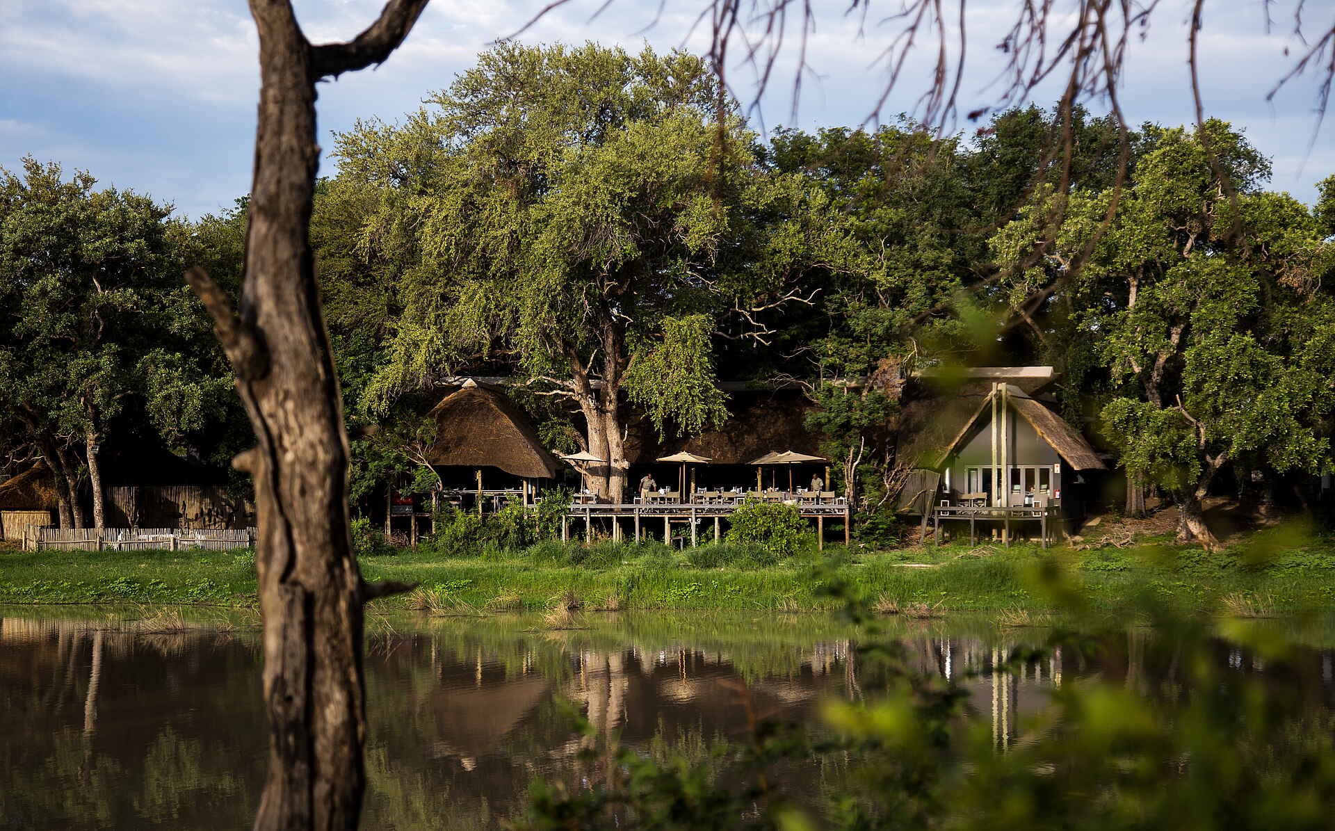 Simbavati River Lodge: Anischt Lodge am Wasser Krüger Nationalpark, Safari, Simbavati River Lodge, Timbavati Game Reserve, Hauptlodge mit Wasser