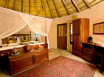 Wildtrack Safaris Eco Lodge: Gästechalet mit Bett und Teppich Wildtrack Safaris Eco Lodge: Gästechalet mit Bett und Teppich