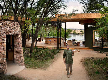 andBeyond Grumeti Serengeti River Lodge: Empfang in der Lodge andBeyond Grumeti Serengeti River Lodge: Empfang in der Lodge