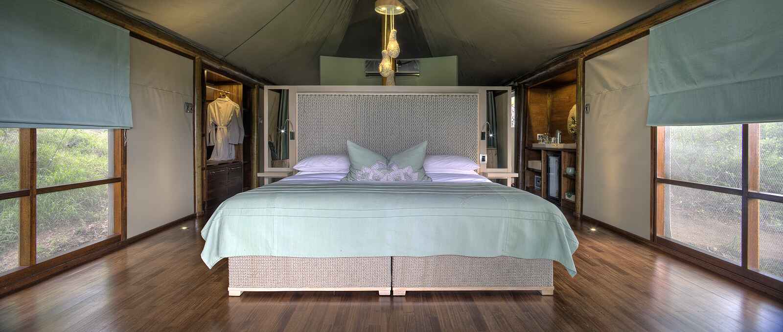 &Beyond Ngala Tented Camp: Doppelbett und große Fenster der Zelte &Beyond Ngala Tented Camp: Doppelbett und große Fenster der Zelte