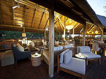 Chitabe Lediba: Die Lounge mit Abendbeleuchtung