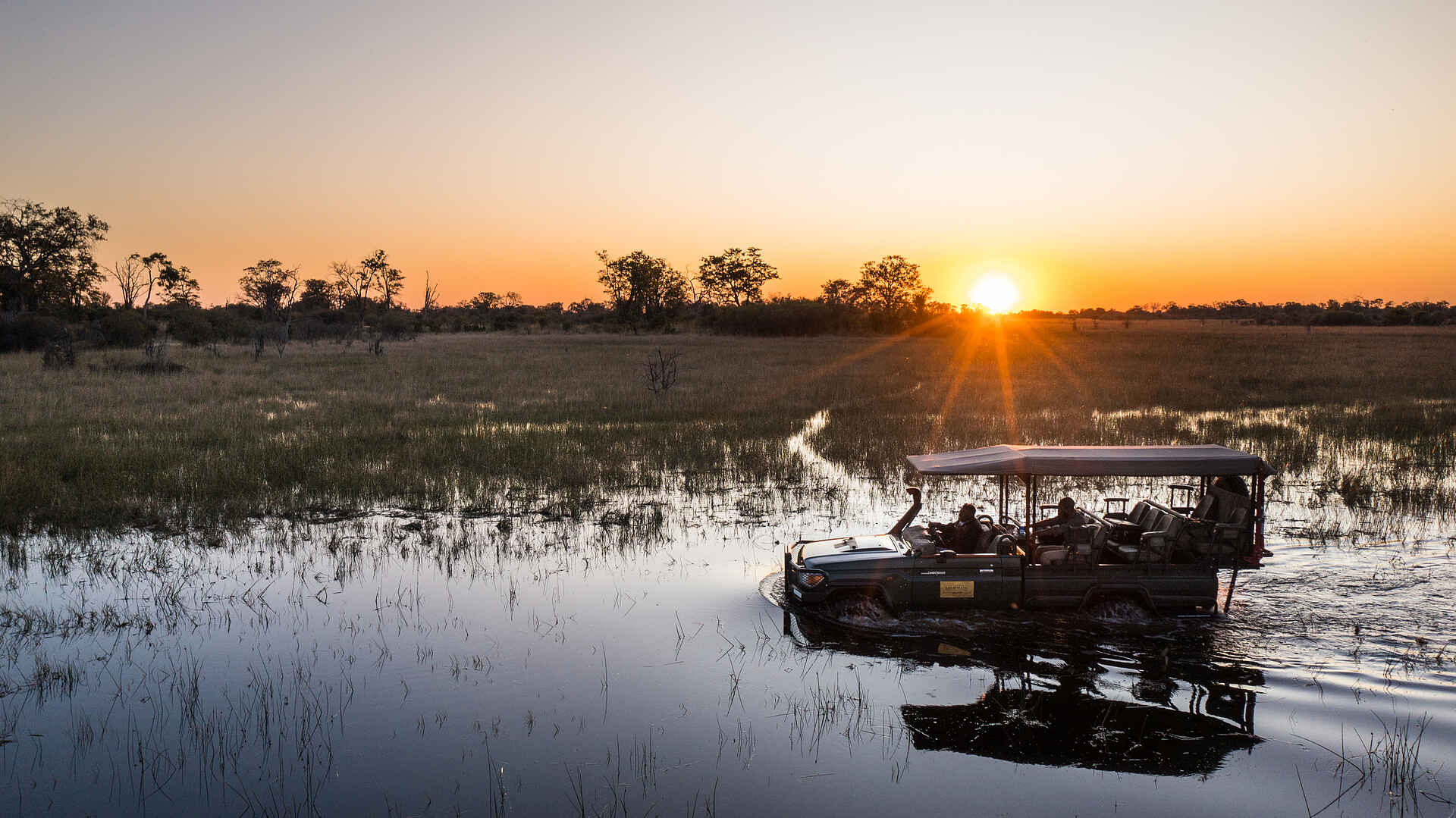 Duba Explorers Camp: Pirschfahrt bei Sonnenuntergang