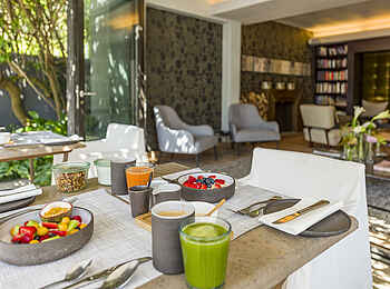 Kensington Place Boutique-Hotel: Frühstück auf der Terrasse