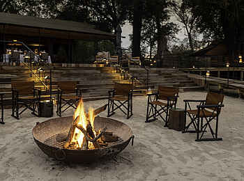 Kiri Camp: Lagerfeuer am Abend Kiri Camp: Lagerfeuer am Abend