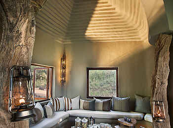 Madikwe Safari Lodge Dithaba: Sitzecke im Hauptbereich