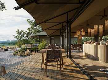 Musesenji River Camp: Terrasse mit Blick auf die Bar und Boma