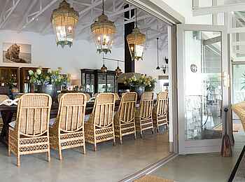 Mushara Outpost: Korbstühle am Esstisch