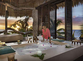 North Island: Romantisches Bad beim Sonnenuntergang