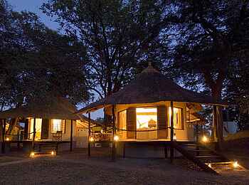 Nsefu Camp: Rondaviels bei Nacht