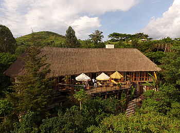 Papaya Lake Lodge: Hauptgebäude mit Terrasse