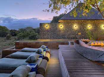 Phinda Homestead: Sonnendeck und Swimmingpool am Abend Phinda Homestead: Sonnendeck und Swimmingpool am Abend