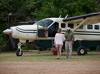Rufiji River Camp: Anflug des Selous Game Reserve Rufiji River Camp: Anflug des Selous Game Reserve