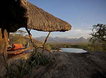 Sarara Camp: Seitenansicht Pool und Lounge Sarara Camp: Seitenansicht Pool und Lounge