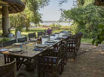 Tongabezi Lodge: Gedeckte Tafel auf der Terrasse