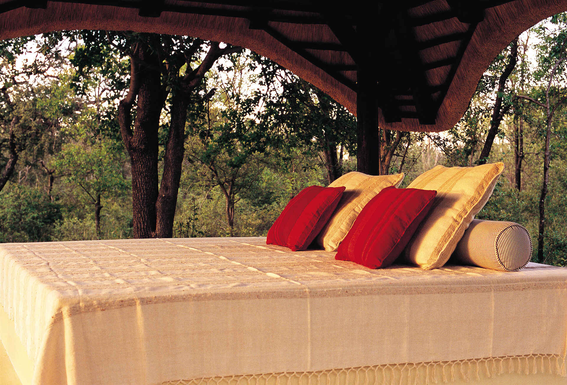 Etosha, Etosha Nationalpark, Mushara, Mushara Lodge, Namibia, Villa Mushara, Bett, Grün, Liegen, Natur, Terrasse, Afrikarma, Afrikarma Safaris, Afrikarma Safaris - Wildnis. Hautnah., afrikarma.de