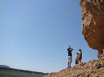 Vingerklip Lodge: Gäste an den Felsformationen der Ugab Terrassen