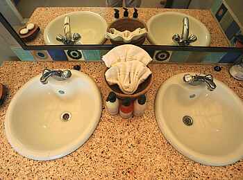 Kavinga Safari Camp: Doppelwaschtisch Kavinga Safari Camp: Doppelwaschtisch