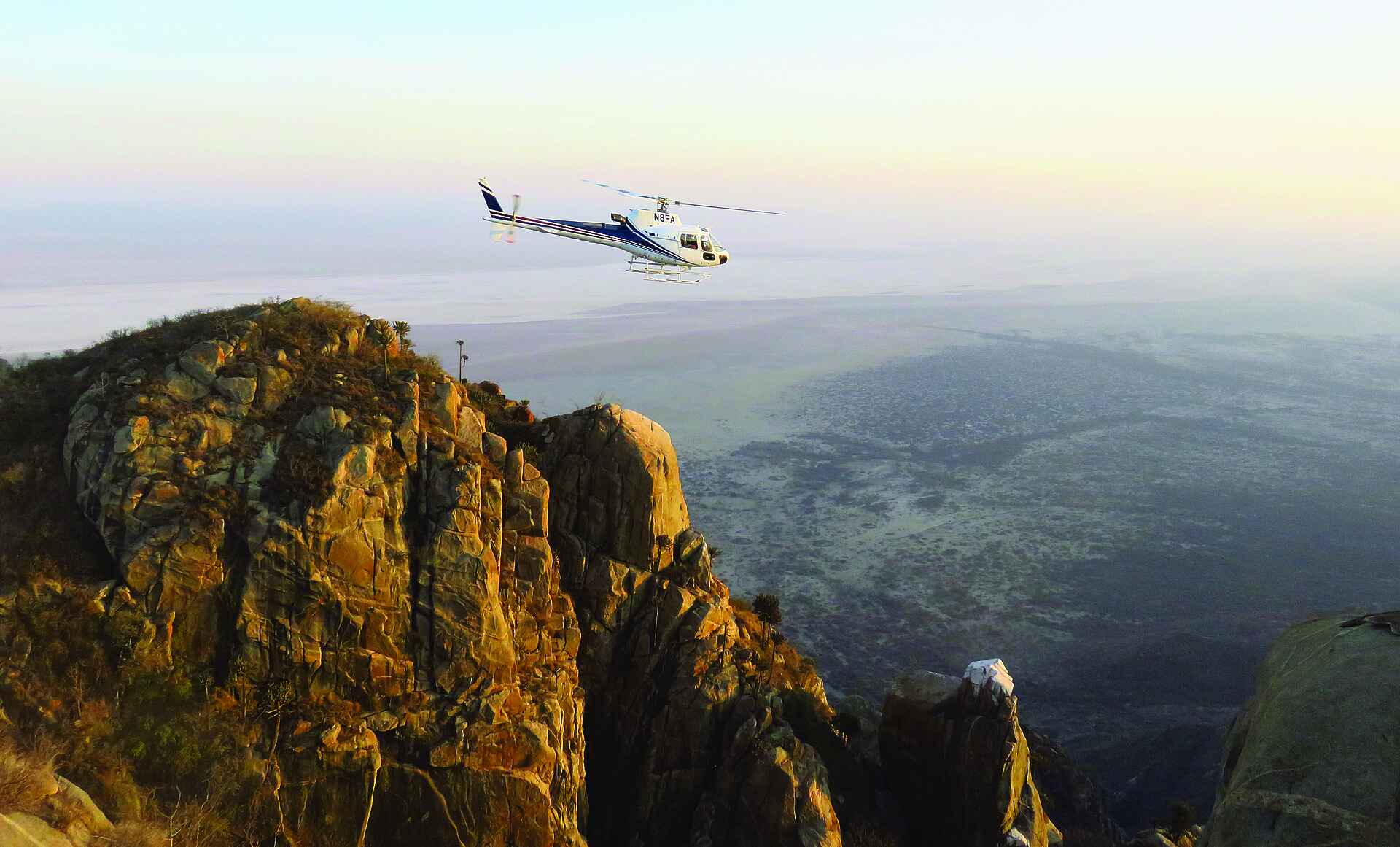 Friedkin Conservation Fund, Legendary Expeditions, Legendary Mwiba Lodge, Mwiba Wildlife Reserve, Afrikarma, Afrikarma Safaris, Afrikarma Safaris. Wildnis. Hautnah., Afrikarma.de, Helikopter