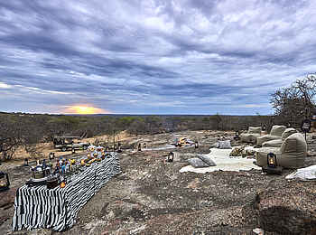 Legendary Mwiba Lodge: Sundowner auf Felsen Legendary Mwiba Lodge: Sundowner auf Felsen
