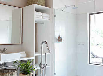 Londolozi Varty Camp: Badewanne und Dusche der Suite