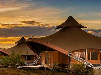 Mahali Mzuri: Zelte von außen in der Morgensonne