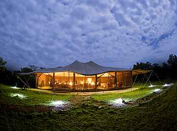 Porini Lion Camp: Beleuchtetes Essenszelt Porini Lion Camp: Beleuchtetes Essenszelt