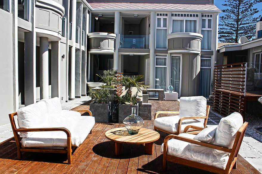 Swakopmund Luxury Suites: Innenhof mit Sitzgruppe Swakopmund Luxury Suites: Innenhof mit Sitzgruppe