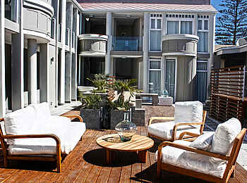 Swakopmund Luxury Suites: Innenhof mit Sitzgruppe