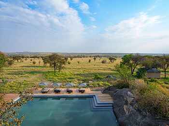 Warangi Ridge Lodge: Swimmingpool mit Aussicht