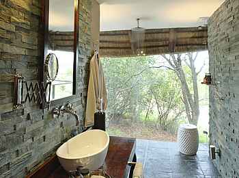 &Beyond Ngala Safari Lodge: Waschtisch und Dusche