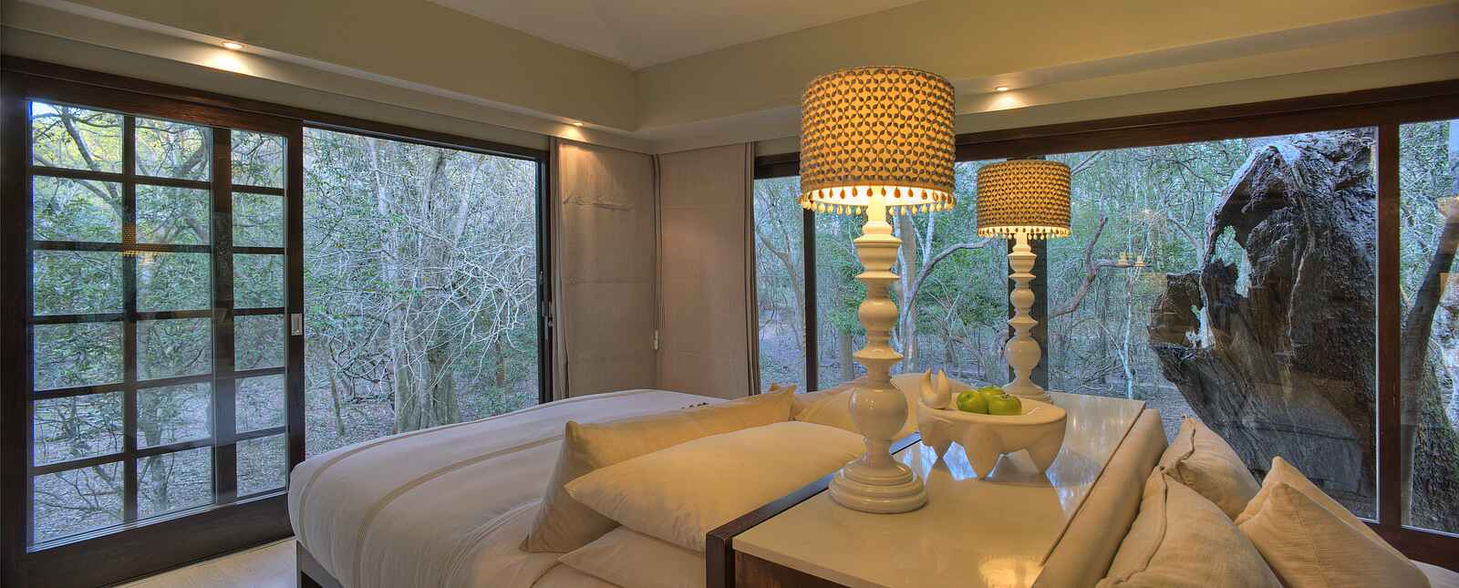 &Beyond Phinda Forest Lodge: Doppelbett und Glaswände &Beyond Phinda Forest Lodge: Doppelbett und Glaswände