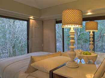 &Beyond Phinda Forest Lodge: Doppelbett und Glaswände