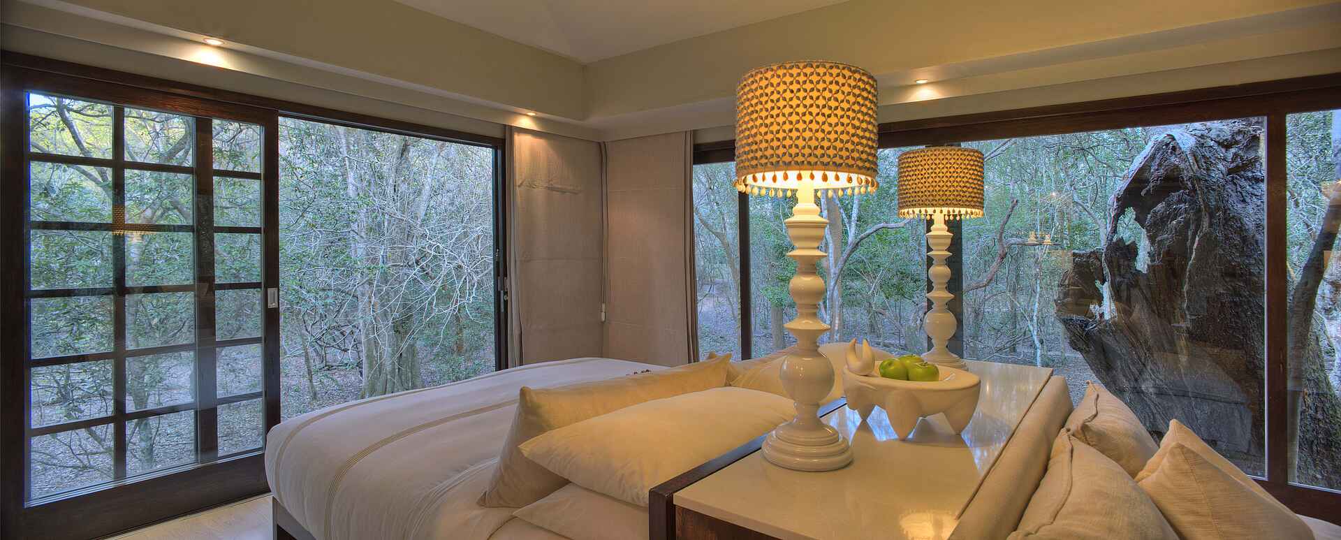 &Beyond Phinda Forest Lodge: Doppelbett und Glaswände