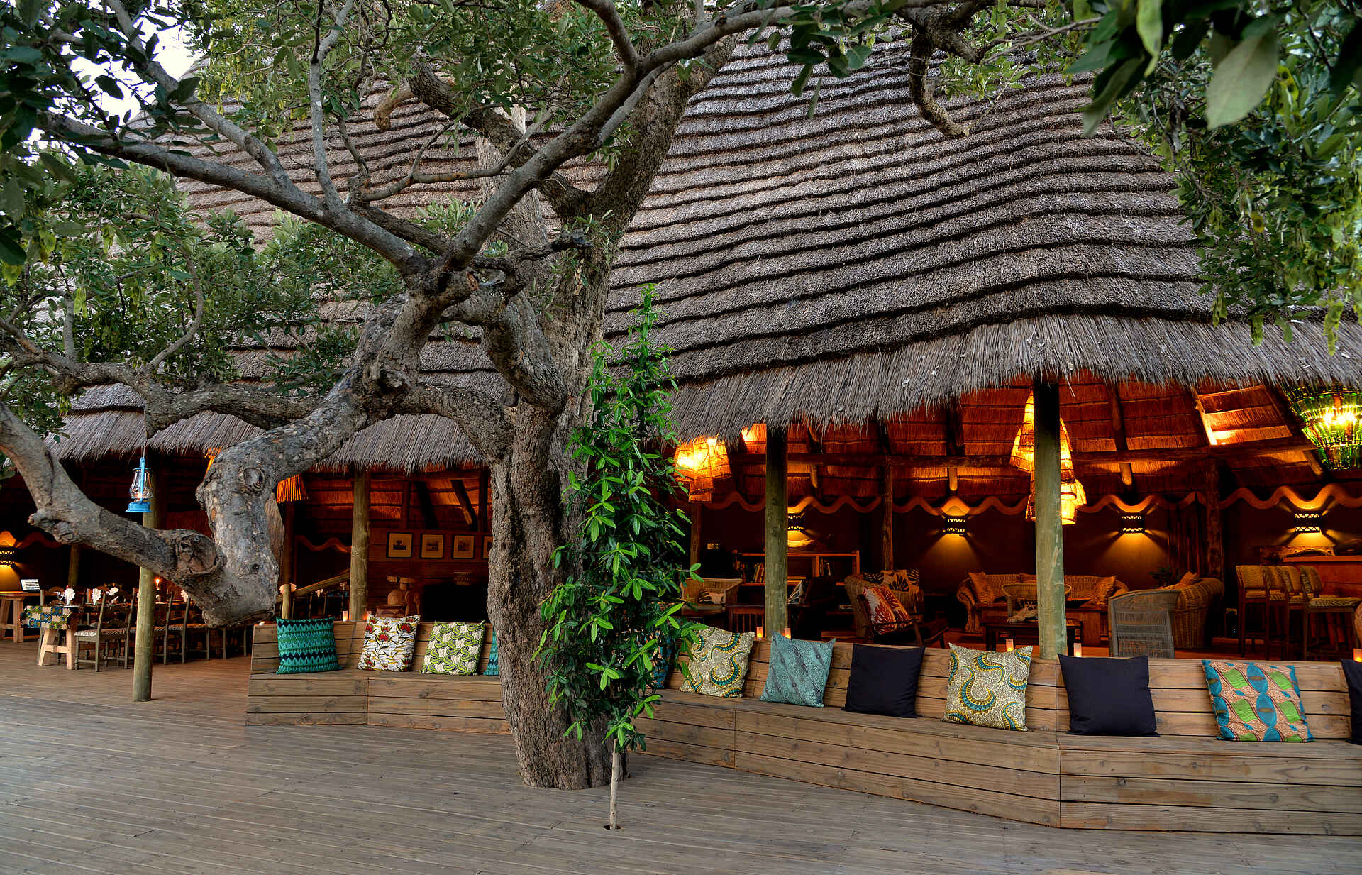 Chobe Bakwena Lodge: Blick vom Deck ins Hauptgebäude